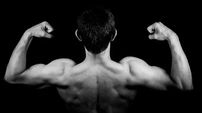 Mengungkap 6 Fakta Psikologi di Balik Pria yang Suka Pamer Otot di Media Sosial, Pantai hingga Gym