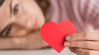 7 Tanda Psikologi Seseorang sedang Memikirkan Kamu Diam-diam, Menghindari Eye Contact Salah Satunya!