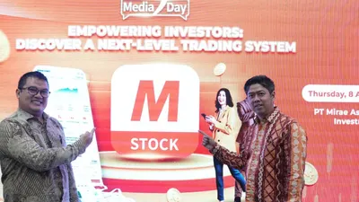 kiri) Tomi Taufan, Direktur PT Mirae Asset Sekuritas Indonesia, dan Roger MM, Head of Investment Solution Mirae Asset, menjelaskan penggunaan aplikasi transaksi saham mobile M-STOCK di acara Media Day