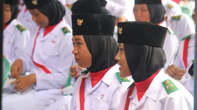 Kepala Sekretariat Presiden, Heru Budi Hartono, mengungkapkan bahwa ia tidak mengetahui adanya pelarangan jilbab tersebut.