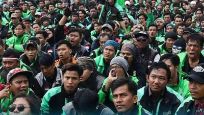 Situasi demo berubah ketika orator tersebut mulai mengkampanyekan Ridwan Kamil yang saat ini mencalonkan diri sebagai Gubernur Jakarta.