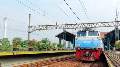 PT KAI Daop 2 Bandung: Aktivitas di Jalur Kereta Api Berbahaya dan Melanggar Hukum