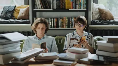 11 ciri introvert saat berpacaran