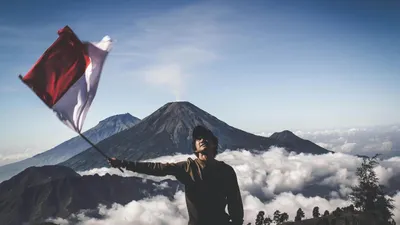 Rekomendasi gunung yang cocok didaki saat perayaan HUT Kemerdekaan RI.
