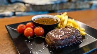 Ilustrasi restoran steak di Jakarta.
