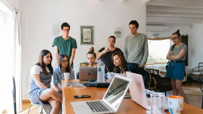 4 Ide Lomba 17 Agustus di Kantor yang Seru dan Kreatif