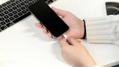 Ilustrasi tips agar baterai HP Samsung tidak cepat boros. (pexels/Julio Lopez)