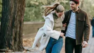 7 Fakta Psikologi Cinta yang Kamu Harus Tahu, Bergandengan Tangan Bisa Redakan Stres