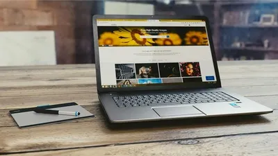 Ilustrasi kebiasaan buruk yang membuat laptop cepat rusak.