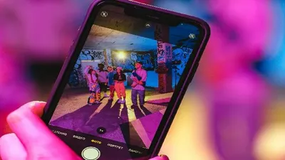 Rekomendasi smarthphone untuk kamu yang senang fotografi dengan kualitas gambar yang tak kalah dengan kamera profesional. 