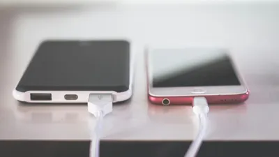 Ilustrasi cara cas baterai HP agar cepat penuh. (Pexels/Steve Johnson)
