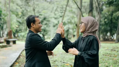 Ilustrasi sikap yang membuat orang mendekat karena nyaman.