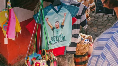 Kaos bergambar Ronaldo. ( Portuguese Gravity on Unsplash)