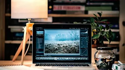 Ilustrasi laptop gaming dan editing.
