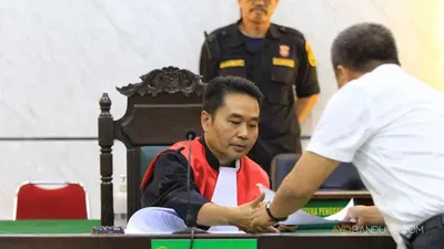 Hakim Eman Sulaeman dalam putusannya menegaskan beberapa poin penting. Pegi Setiawan dinyatakan tidak sah sebagai tersangka.