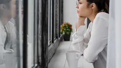 4 Tanda Seorang Introvert Sedang Jatuh Cinta Menurut Psikologi, Benarkah Menjadi Mudah Tertawa?