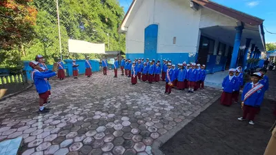 Biasanya setiap hari Senin, seluruh sekolah di Indonesia mengadakan upacara bendera sebagai salah satu cara memperkuat karakter kebangsaan.