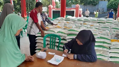 Harapannya bahan-bahan pokok tersebut nanti bisa dimasak untuk memenuhi kebutuhan gizi masyarakat yang tergolong miskin ekstrem.