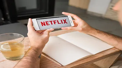ilstrasi menontom film di&nbsp;Netflix
