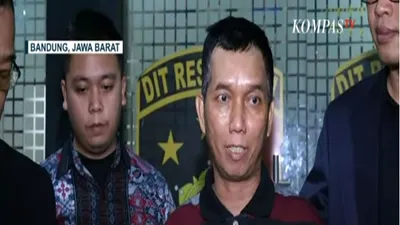 Ayah Pegi Setiawan juga menjalankan tes psikologi seperti anaknya. Ia ditanya berbagai macam pertanyaan.