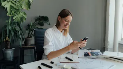 Cocok Buat Kaum Introvert! Ini 3 Ide Bisnis Online Cuma Modal HP, Kerja Bisa di Mana Saja!