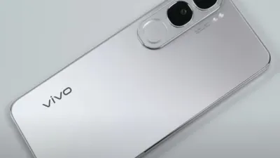 vivo V40 Lite 4G dilengkapi dengan kamera depan 32MP. Kameranya memiliki fitur aura screen light dan perekaman videonya sampai 1080p30 fps.
