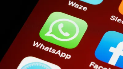 Ilustrasi melihat status WhatsApp tanpa ketahuan.