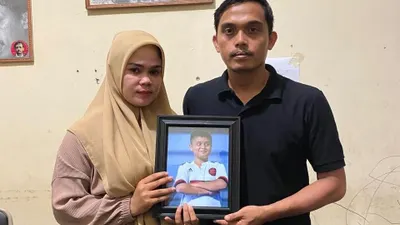 Keluarga korban penyiksaan Afif Maulana. (dok. LBH Padang)