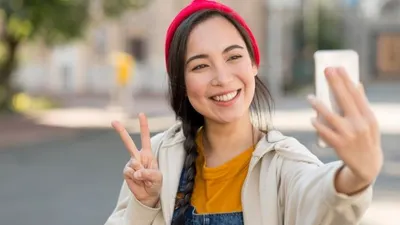 Ada berbagai macam jenis gambar yang biasa dipakai orang-orang. Bahkan ada juga yang tidak memasang foto di profilnya atau kosong.
