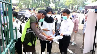 Para peserta SKD CPNS 2024 mempersiapkan diri untuk menghadapi tes dan membaca berbagai peraturan yang ada termasuk pakaian.