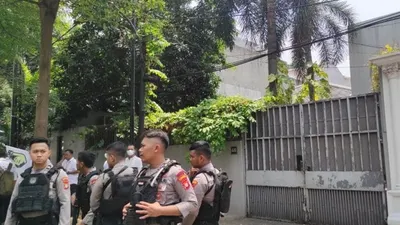 Penggeledahan diduga rumah Ketua KPK Firli Bahuri, dijaga oleh aparat kepolisian