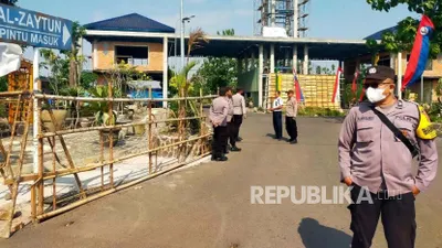 Polisi melakukan penggeledahan terhadap Mahad Al-Zaytun, Desa Mekarjaya, Kecamatan Gantar, Kabupaten Indramayu, Jumat, 4 Agustus 2023.