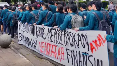 Potret protes mahasiswa ITB atas pembayaran UKT lewat pinjol.