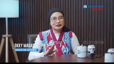 Okky Madasari, Sosiolog dan Sastrawan