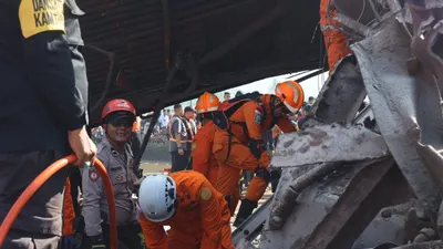 Basarnas Evakuasi 2 Korban yang Terjebak di Dalam Kereta, Satu Korban Terjepit (Dok. Basarnas)