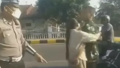 Foto polisi dengan oknum TNI diduga ditegur tidak memakai helm