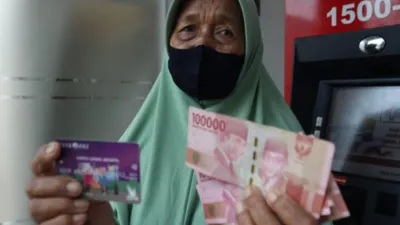 Sama seperti Kartu Jakarta Pintar (KJP), KLJ juga diberikan dalam bentuk kartu dan diterbitkan dalam bentuk ATM oleh Bank DKI.