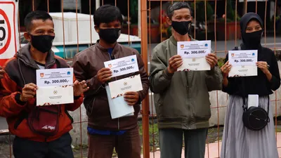 Namun, kabarnya ada tiga bansos yang cair hari ini kepada para KPM, apa saja? Berikut tiga bansos yang cair hari ini.