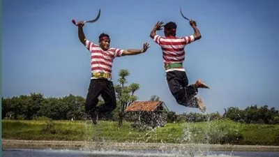 Carok tradisi di Madura | Masyarakat modern mengenal istilah Carok sebagai sebuah pertarungan dengan menggunakan senjata tajam jenis Celurit.