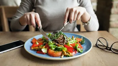 Cari Tahu Kepribadian yang kamu Miliki melalui Cara Makan kamu Selama Ini, Orang Suka Mencoba Makanan Baru Ternyata..