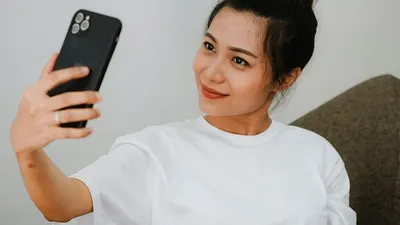 8 Sisi Gelap Kepribadian Orang yang Gampang Narsis di Media Sosial