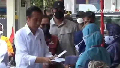 Jokowi Bagikan Sendiri Bansos Tanpa Didampingi Mensos Risma, Benarkah Ada Politisasi? Ini Kata Istana!