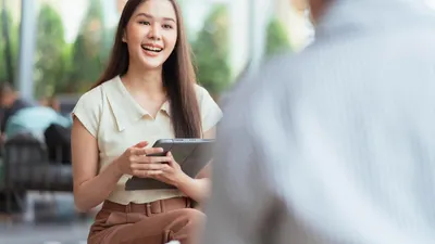 Mengapa attitude di depan orang baru sangat penting Hal ini karena attitude akan meninggal kesan pertama kamu pada orang lain.