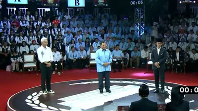 Jokowi memberikan respons terhadap permintaan beberapa calon presiden yang menginginkan pembukaan data pertahanan dalam debat capres ketiga.