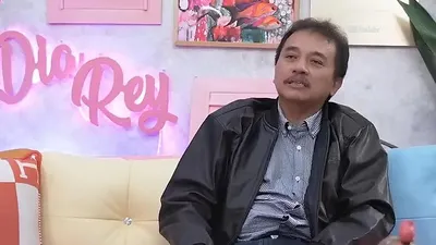 Ketua KPU sendiri telah mengklarifikasi tuduhan Roy Suryo, menyatakan bahwa semua pasangan calon mendapatkan fasilitas mic yang sama.