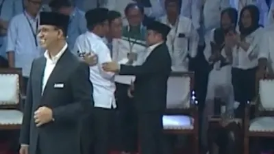 Momen 3 Cawapres Berpelukan Usai Debat Perdana Pilpres 2024, Mahfud MD: Tidak Usah Bermusuhan