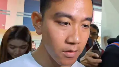 Sikap Selvi Ananda Tertunduk Malu saat Gibran Salah Menjelaskan Soal Asam Sulfat ke Wartawan