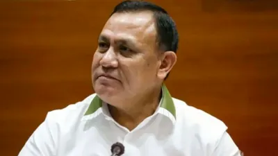 Meski sudah berstatus jadi tersangka, namun Ketua KPK Firli Bahuri tak kunjung ditahan pihak kepolisian.