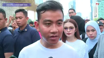Gibran Rakabuming Bagikan Susu Gratis di CFD Jakarta, Sedang Kampanye?