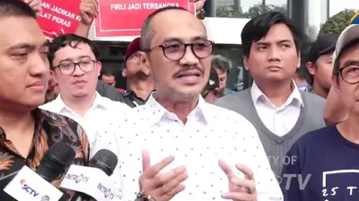 Abraham Samad mendesak agar pihak kepolisian segera melakukan penahanan terhadap Firli Bahuri.